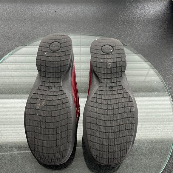 Dockers Women’s Red Leather Loafers - Picture 7 of 8